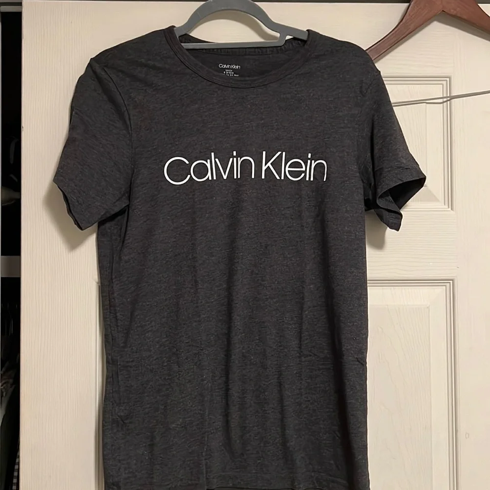 Calvin Klein tshirt - Picture 1 of 3